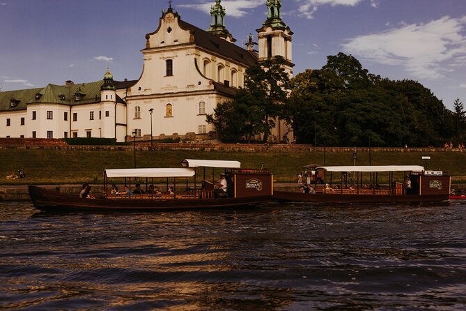 1 Hour Traditional Gondola Sightseeing Vistula River Cruise - A calm hour on Krakow’s most useful stretch of river