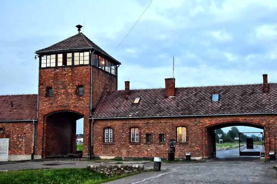 Auschwitz-Birkenau: Guided Tour and Skip-The-Line Ticket - Why a guide matters at Auschwitz-Birkenau