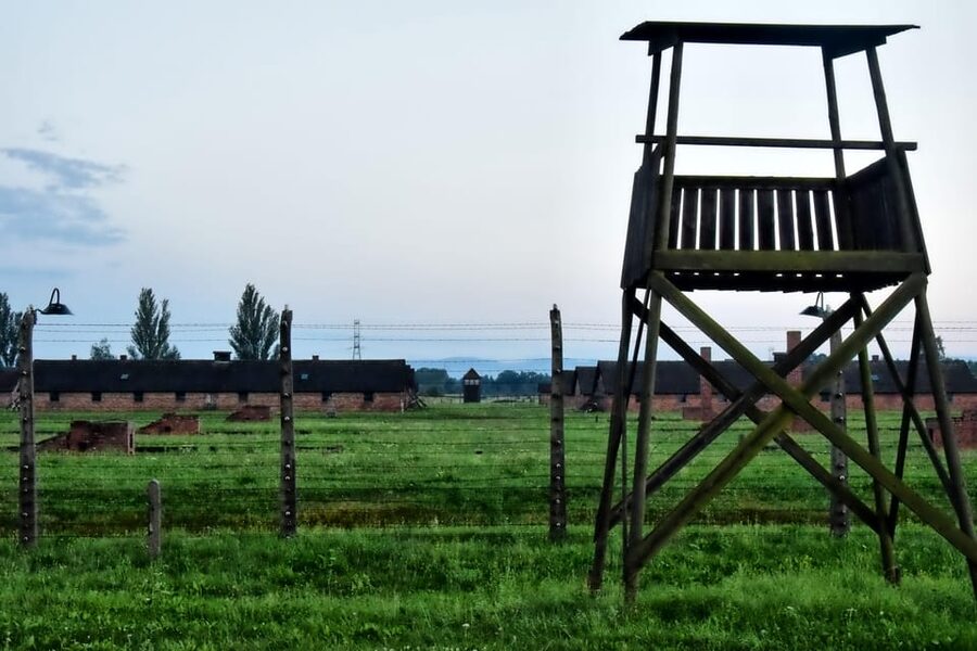 Auschwitz-Birkenau: Guided Tour and Skip-The-Line Ticket - Meeting your guide outside Auschwitz I