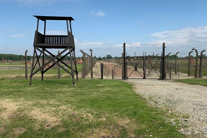 Auschwitz Birkenau Guided Tour/Skip The Line/PickUp/Guide ENG - Entering Auschwitz I with a museum guide