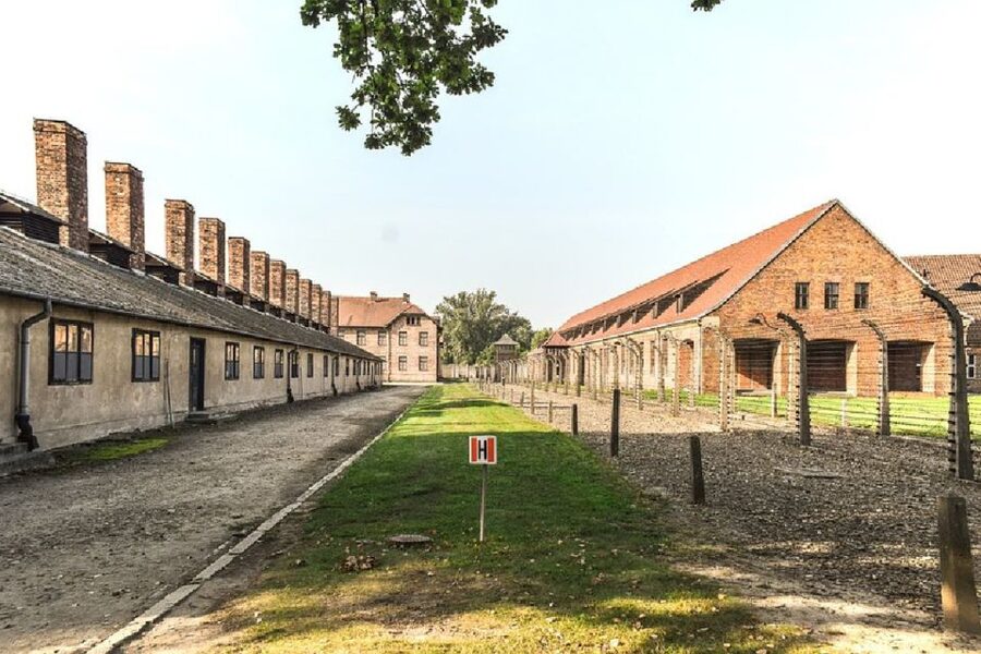 Auschwitz-Birkenau Guided Tour & Transfer from Krakow - Pickup in Krakow and the 90-Minute Ride