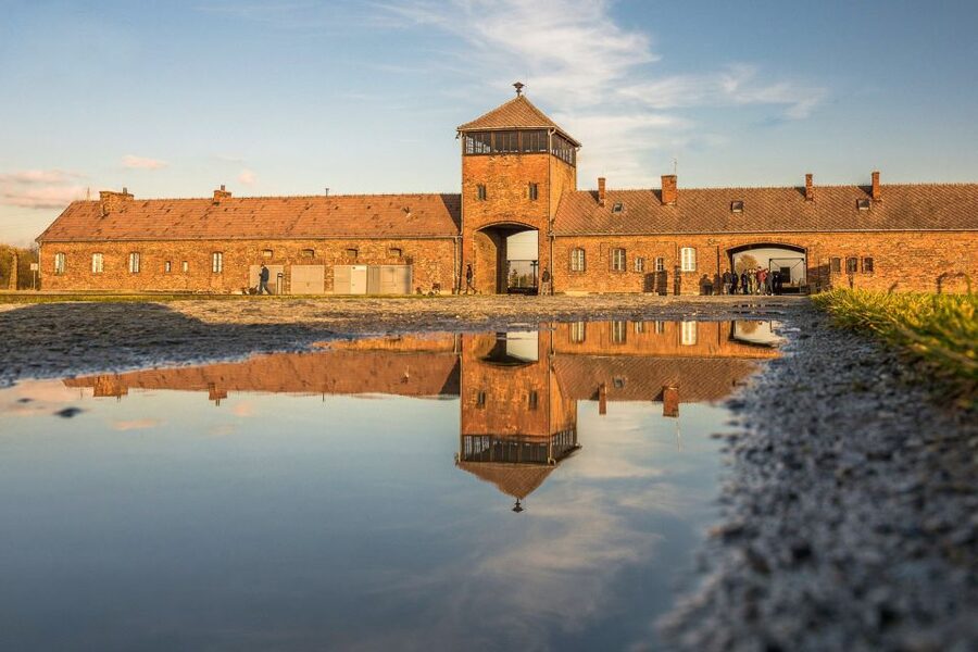 Auschwitz-Birkenau: Skip-the-Line Entry Ticket & Guided Tour - The 15-minute break and transfer to Birkenau