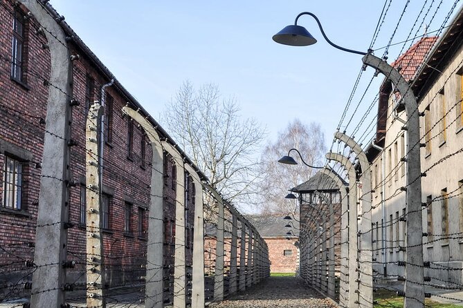 Auschwitz-Birkenau Tour Guide and Jewish museum and synagogue - Arriving at the Auschwitz Memorial