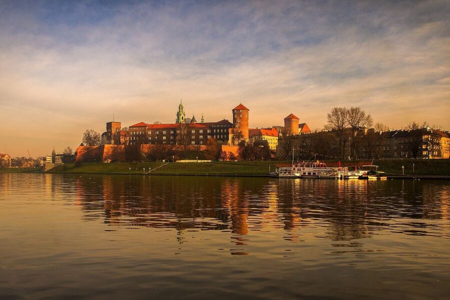 Family Tour of Krakow Old Town with Sweets Factory & Cruise - Practical details that affect the day