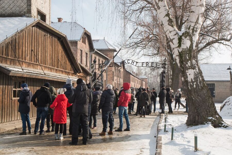 From Krakow: Auschwitz and Wieliczka Salt Mine Full-Day Trip - Entering the Wieliczka Salt Mine