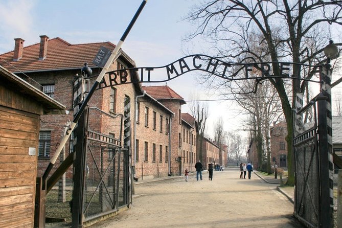 From Krakow: Auschwitz & Wieliczka Salt Mine Guided Tour - Meals, water, and the problem of a late lunch