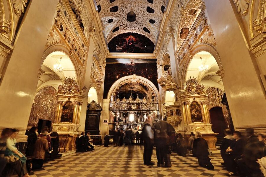 From Krakow: Częstochowa "Black Madonna" Day Tour - Entering the Pauline Monastery at Jasna Góra