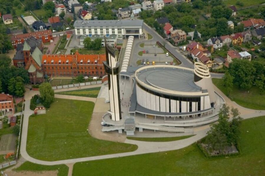 From Kraków: Częstochowa & Łagiewniki Pilgrim Sites Tour - What the eight-hour schedule means