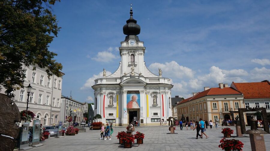 From Krakow: Full-Day Wadowice & Czestochowa Tour - Coffee and kremowka in Wadowice