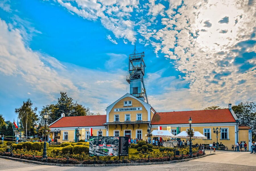 From Krakow: Half-Day Salt Mine and Schindler's Factory Tour - The difference between a guided and self-guided visit