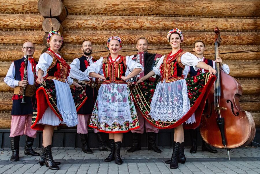 From Krakow: Polish Folk Show with All-You-Can-Eat Dinner - The welcome at Karczma Skansen Smaków