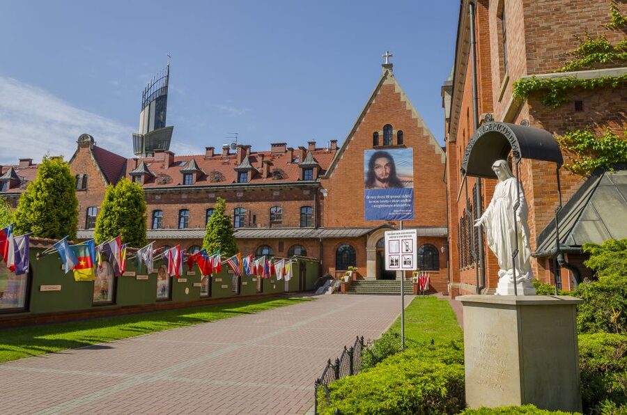 From Krakow: Wadowice & Sanctuary of Divine Mercy Tour - The essential Wadowice pause: kremowka