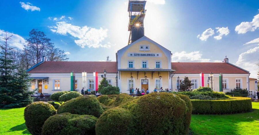 From Krakow: Wieliczka Salt Mine Tour & Skip the Line Ticket - Descending the first 350 steps