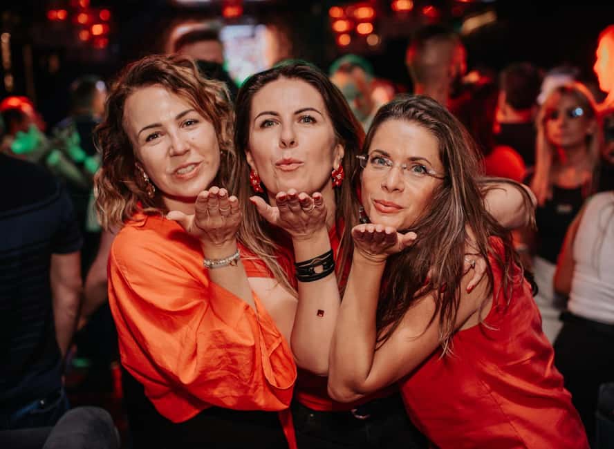 Fun explorers pub Crawl with 1 hour open bar and 3 VIP clubs - Walking through the Old Town between venues