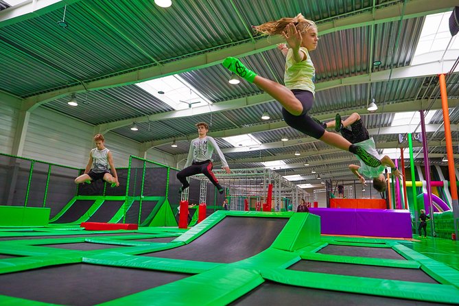 GOjump MEGAPARK Kraków-Sikorki - 1 hour Trampoline Park ticket - The warm-up and safety briefing