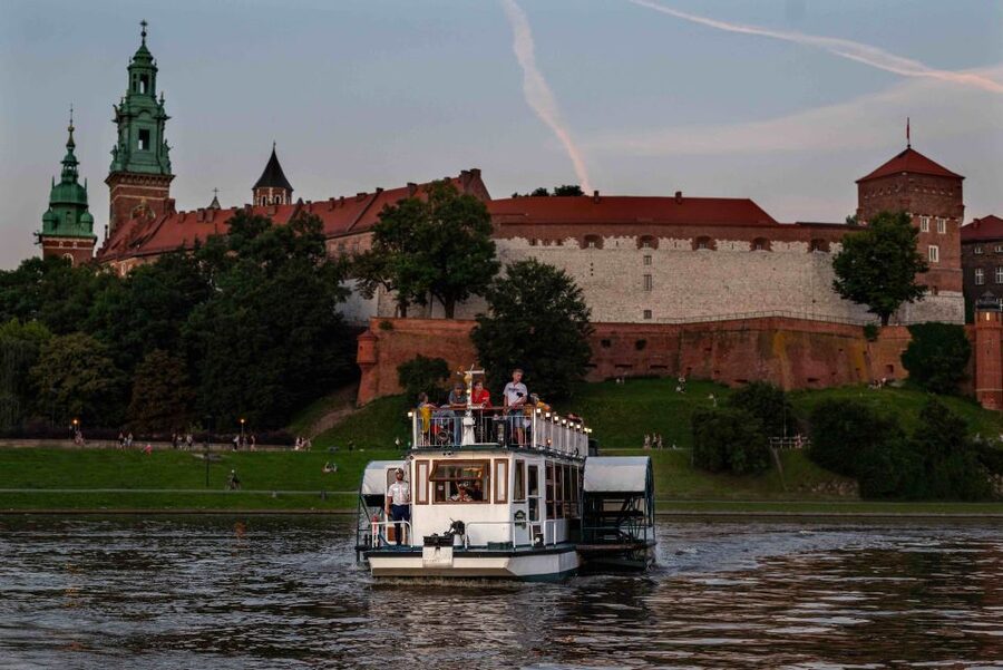 Krakow: 1-Hour Evening Vistula River Cruise - Wawel Royal Castle: the strongest opening view