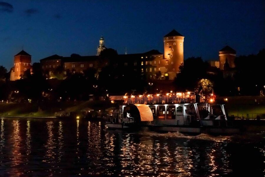 Krakow: 1-Hour Evening Vistula River Cruise - Three bridges and the view toward Kazimierz