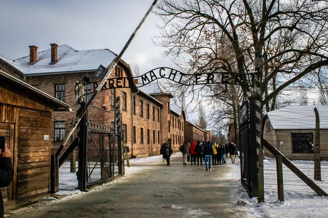 Krakow: Auschwitz-Birkenau Guided Tour with Ticket and Transfer - Auschwitz I and the gate with the cruel slogan
