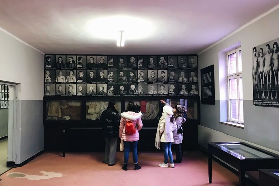 Krakow: Auschwitz-Birkenau Tour Limited to 15 Visitors - Why the 15-person format matters at Auschwitz