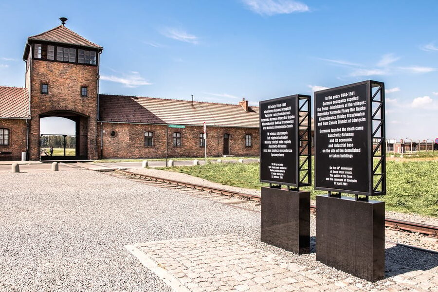 Krakow: Auschwitz-Birkenau & Wieliczka Salt Mine Day Tour - Auschwitz I: a serious guided visit