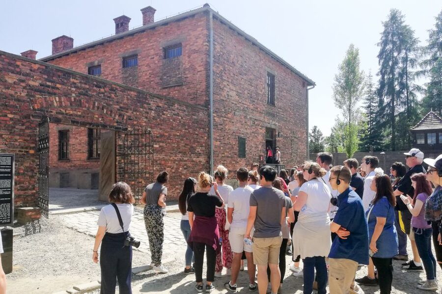 Krakow: Auschwitz Guided Tour with Pickup and Optional Lunch - The guides make or break the day