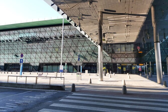 Kraków Balice Airport Transfer: Private One Way - What the 30-minute private ride includes
