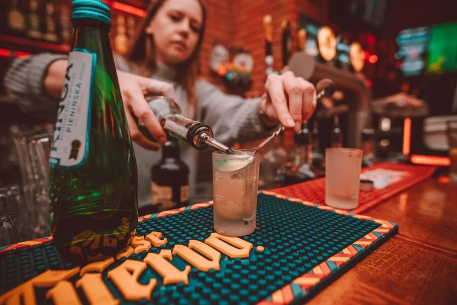 Krakow: Bottomless Brunch with 3-Course Meal and Drinks - Starting with nachos and beer cheese sauce