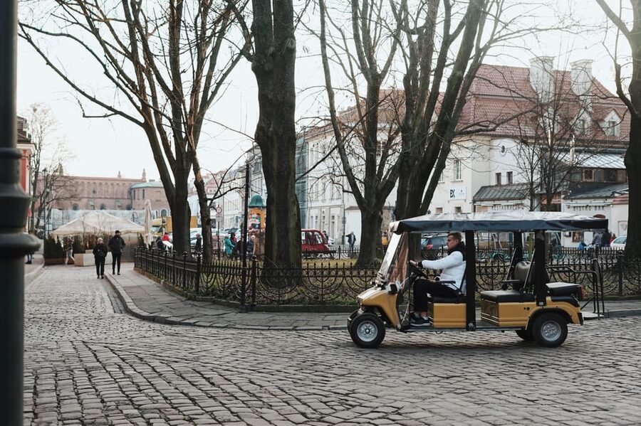 Krakow: City Sightseeing Tour by Golf Cart - Podgórze explains the former Krakow ghetto