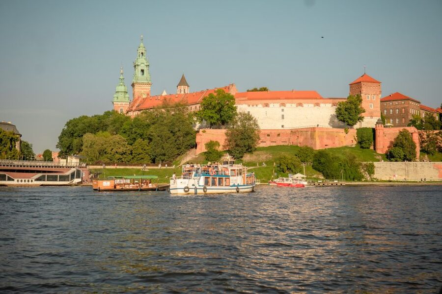 Krakow: Early Bird Vistula River Sightseeing Cruise - Wawel Hill and the first river views