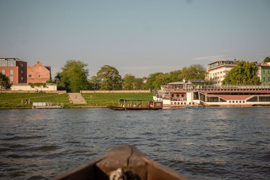 Krakow: Early Bird Vistula River Sightseeing Cruise - Church on the Rock and the edge of Kazimierz