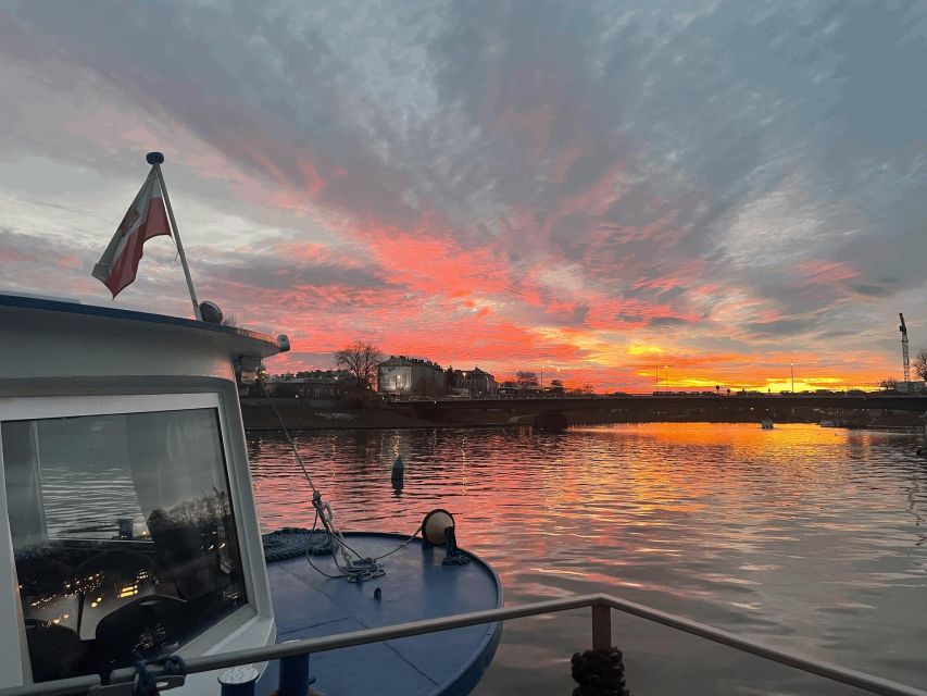 Krakow: Evening Cruise with a Glass of Wine - Staying warm and finding the best seat