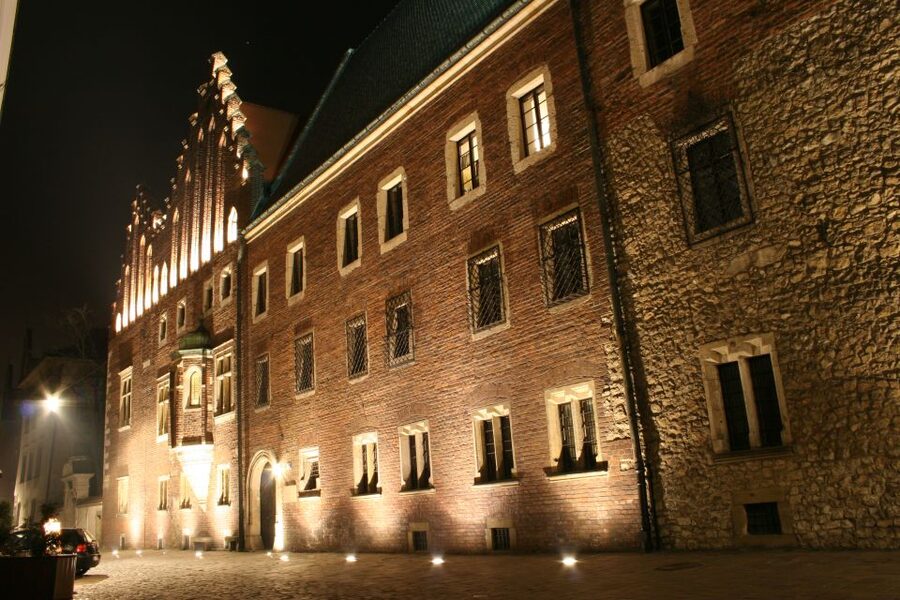 Krakow: Evening Walking Tour with Spooky Stories - What $24 gets you