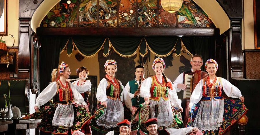 Krakow: Folk Show & 3-Course Dinner at Jama Michalika Café - Entering Jama Michalika on Floriańska Street