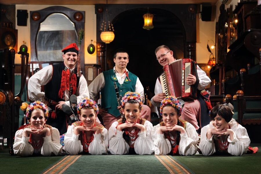 Krakow: Folk Show & 3-Course Dinner at Jama Michalika Café - Dinner between music and dancing