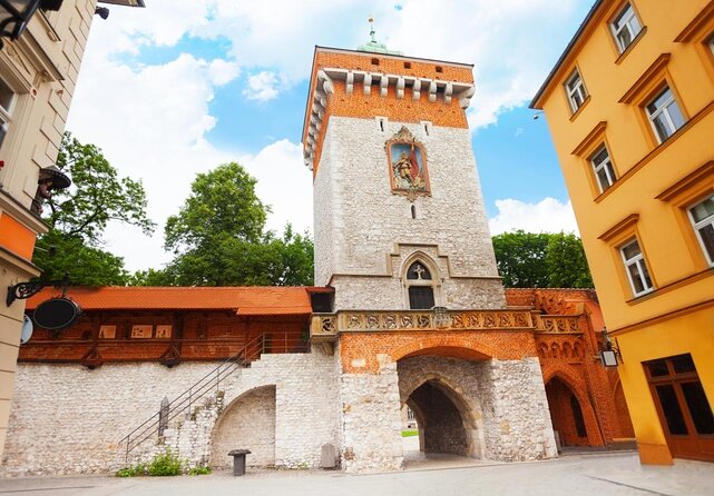 Krakow: Food Tour of 10 Tastings with Pierogi, Vodka & More - Rynek Główny puts the food in Krakow’s center