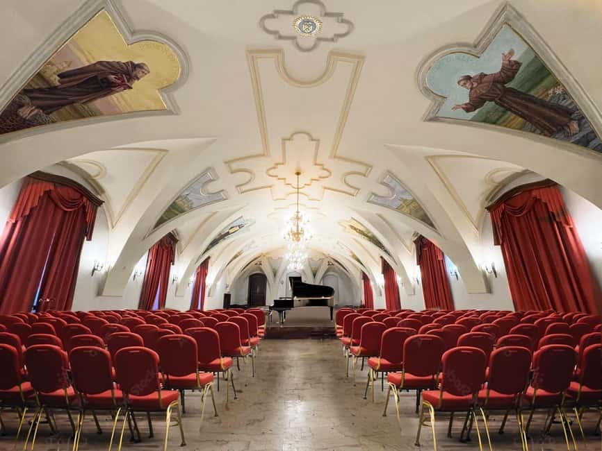 Krakow: Frédéric Chopin Classical Music Candlelight Concert - The welcome and introduction to Chopin
