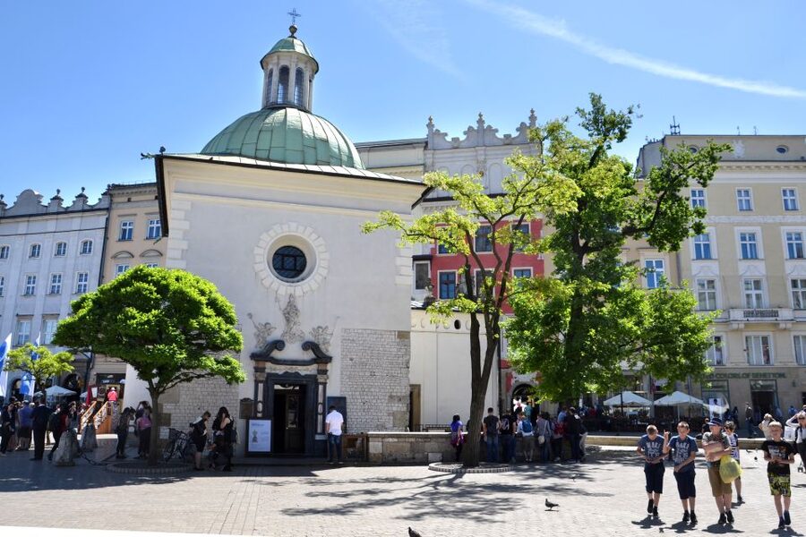 Krakow: Full Tour Regular 1.5h guided city tour by E-Cart - What the audio guide adds