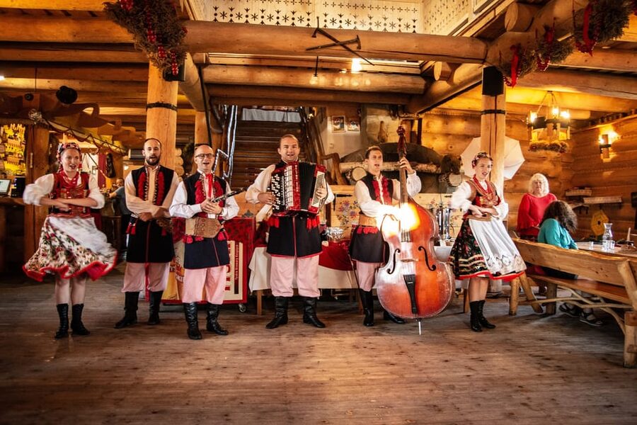 Krakow: Full Traditional Polish Dinner & Folk Show - Key points at a glance