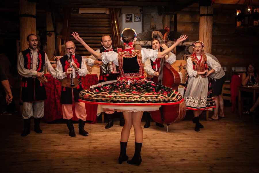 Krakow: Full Traditional Polish Dinner & Folk Show - Folk dances with a chance to join in