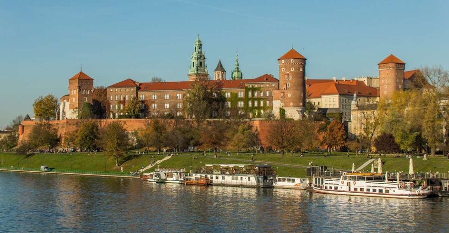 Krakow: Guided Wawel Tour, Lunch, and Vistula River Cruise - How much walking and waiting should you expect?