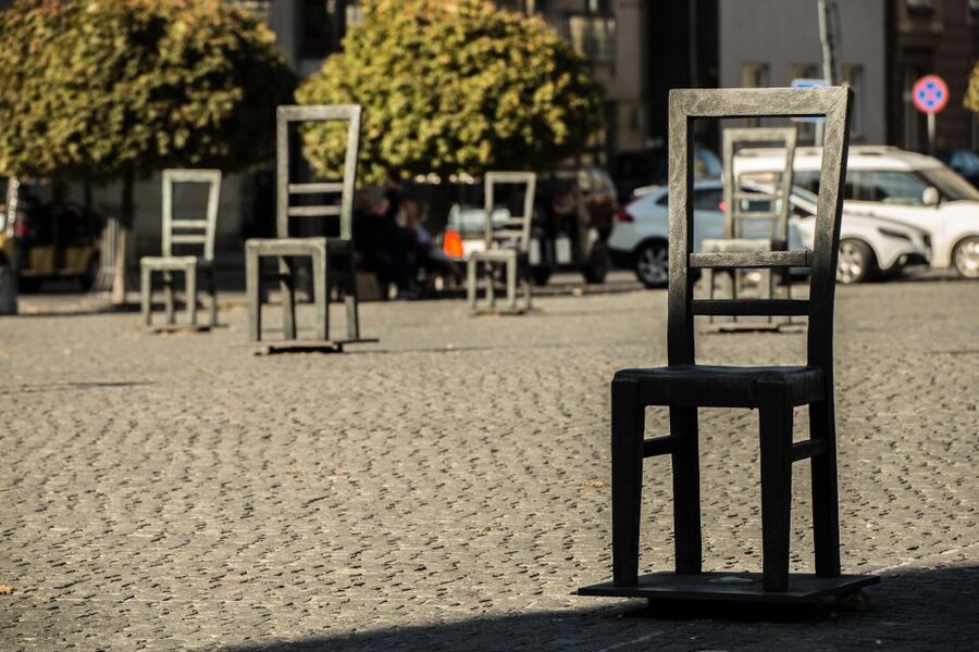 Krakow: Jewish Ghetto Walking Tour - Reading the remains of the Ghetto Wall