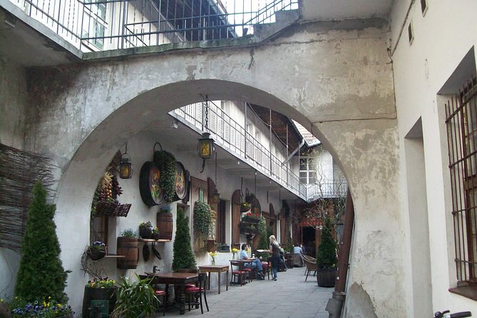 Krakow Kazimierz and Jewish Ghetto Tour with Synagogues - How the private format affects the experience