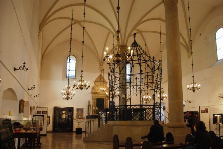 Krakow: Kazimierz Jewish Quarter Walking Tour - Courtyards, houses, and the everyday district