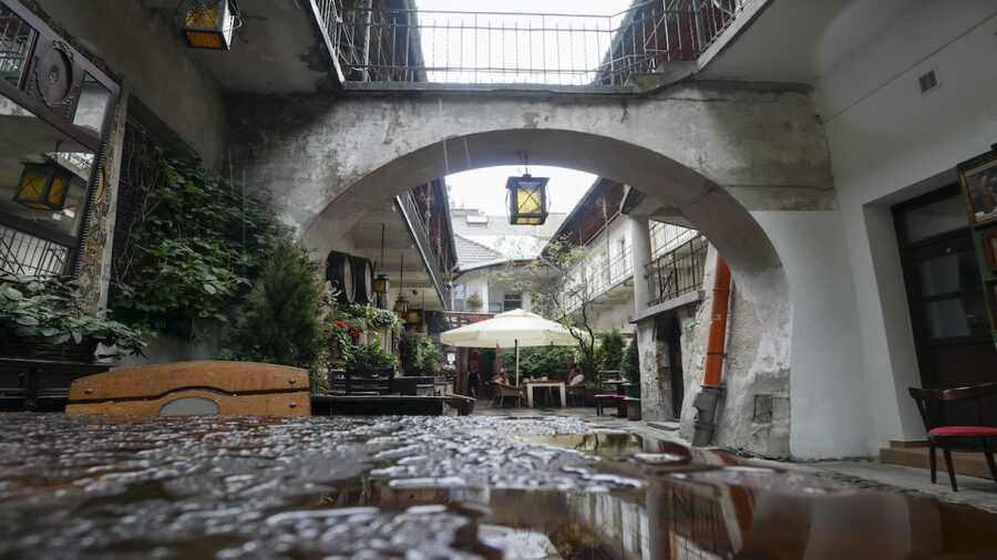 Krakow: Kazimierz Jewish Quarter Walking Tour - Guides and the quality of the storytelling