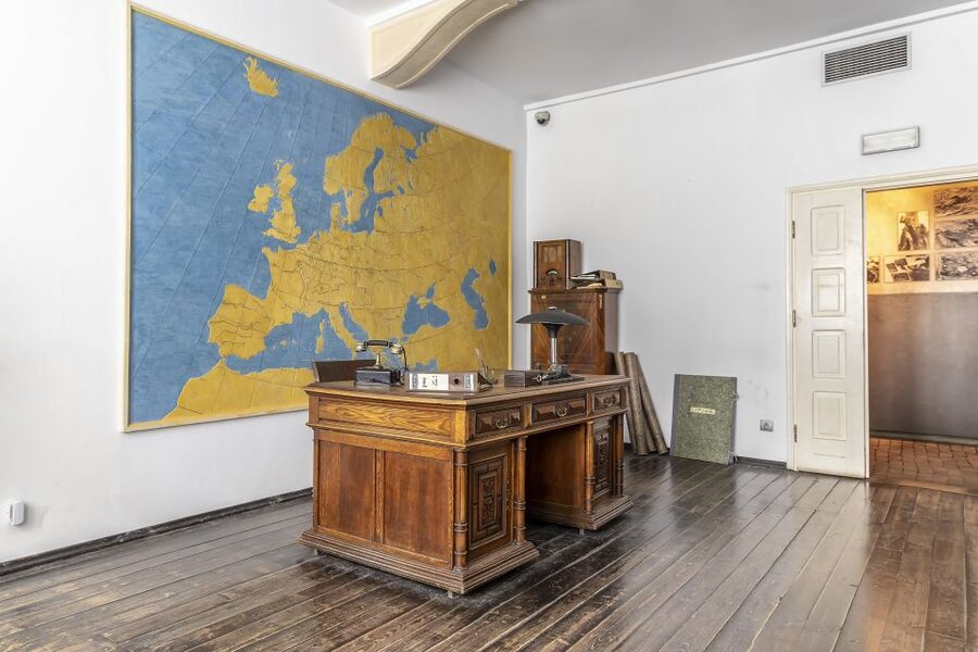 Krakow: Kazimierz, Schindler's Factory & Ghetto Guided Tour - Under the Eagle Pharmacy and everyday acts of courage