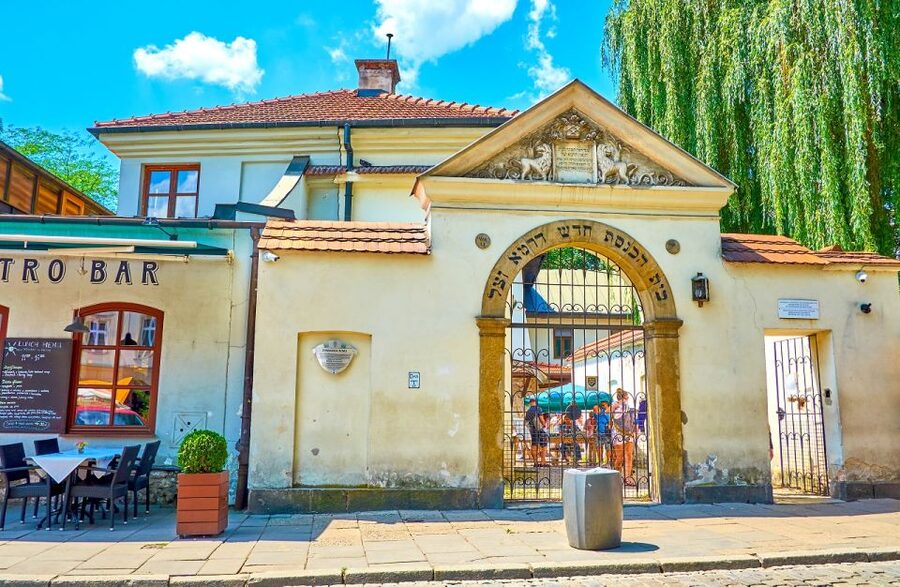 Krakow: Kazimierz, Schindler's Factory & Ghetto with Guide - Entering Oskar Schindler’s Enamel Factory