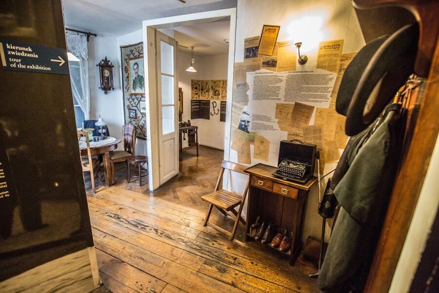 Krakow: Kazimierz, Schindler's Factory & Ghetto with Guide - The emotional weight and walking pace