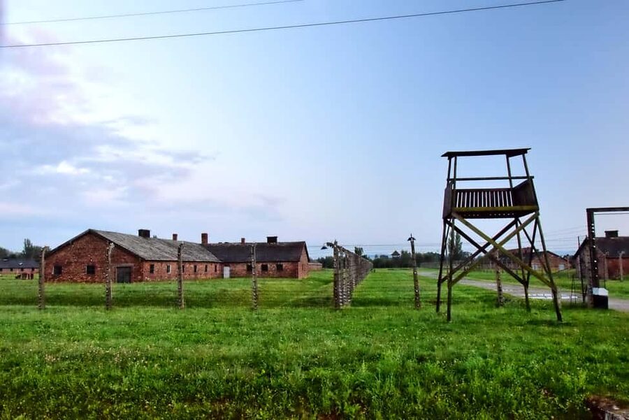 Krakow: Last Minute Auschwitz-Birkenau Guided Tour - Starting in Krakow at a designated pickup point