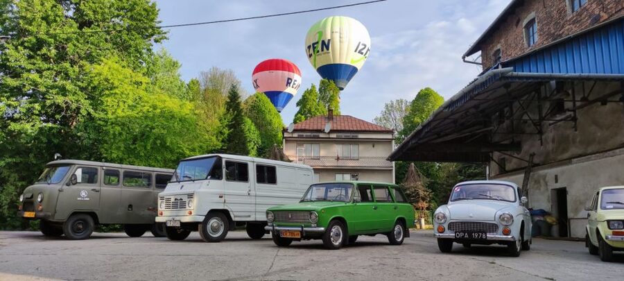 Krakow: Nowa Huta Guided Tour in Vintage Car - The first church shows the conflict beneath the plan