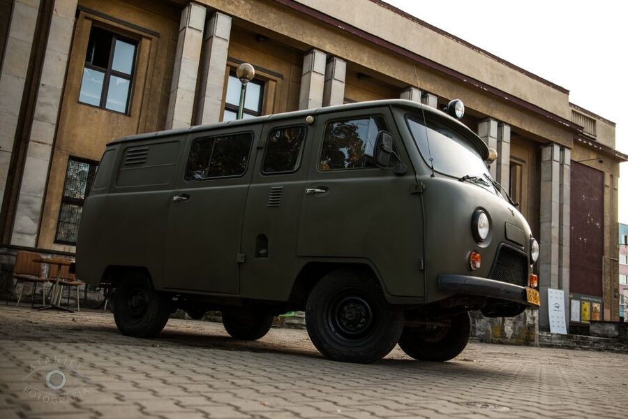 Krakow: Nowa Huta Guided Tour in Vintage Car - Lunch in a local setting